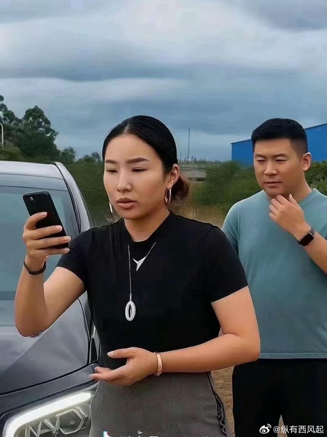 奔驰亮证姐真实身份不能视情况公布亮证姐好大的官威啊，不知道这身份还能不能瞒住，我