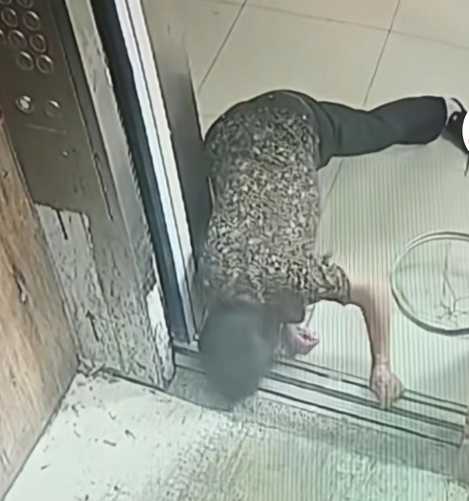 看了大妈用刀具阻挡电梯的新闻
我把视频发到业主群，
直接艾特了我们楼上的邻居！
