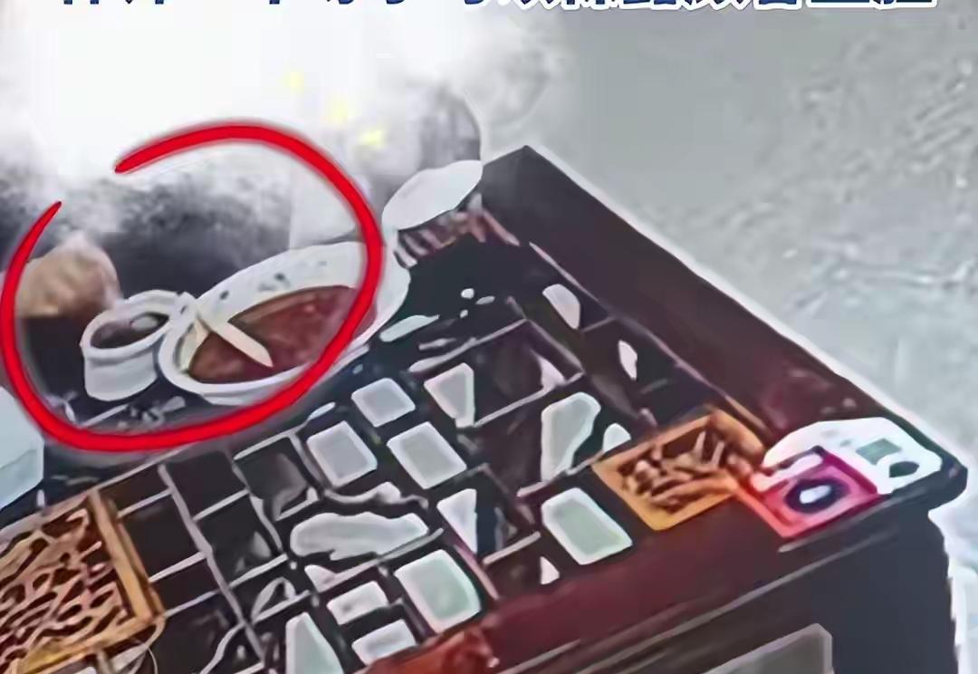 “损人不利己，”江苏苏州，一男子到一家面馆点了一碗8元的鸡蛋面，店内有免费的辣椒
