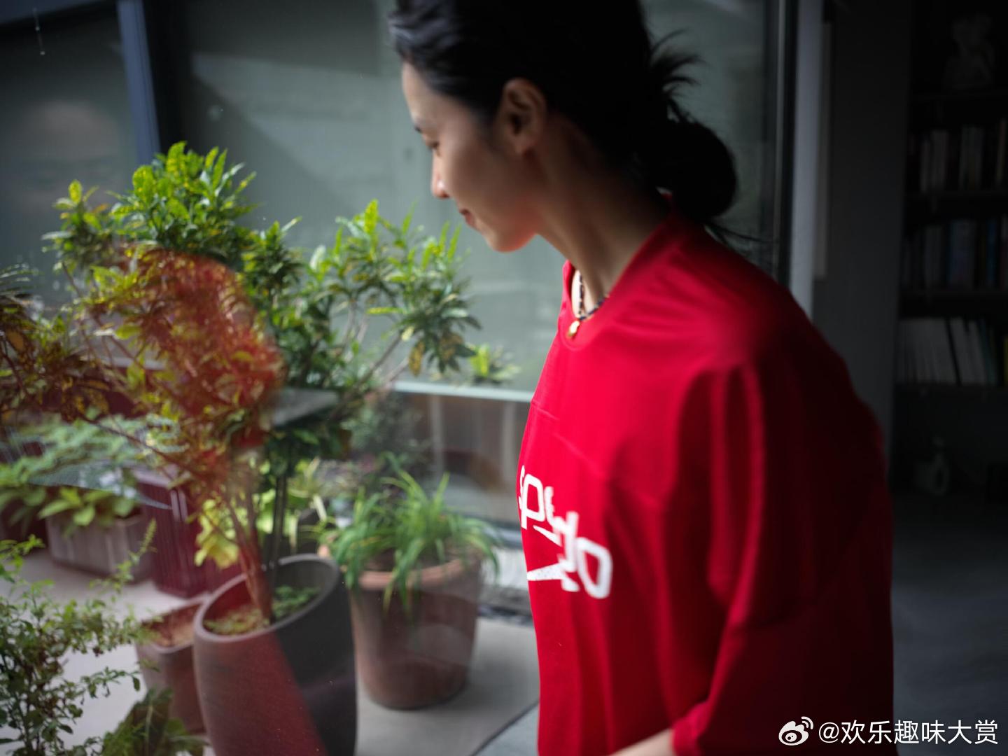孙莉49岁状态49岁还能这么松弛地坐在地上拍照，不靠滤镜不靠修图，孙莉真实状态赢