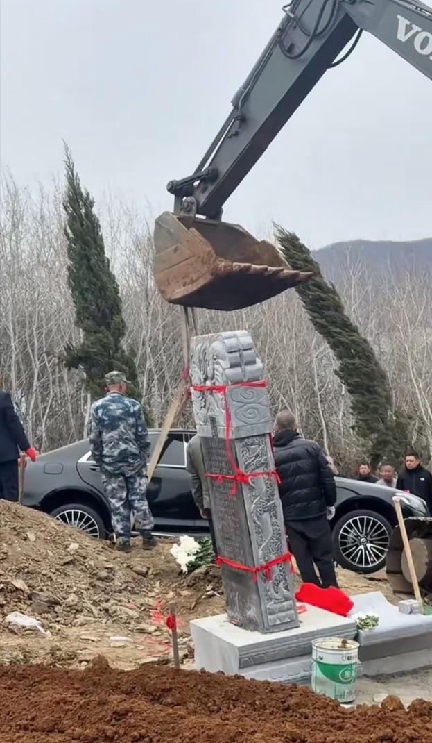 有钱任性？辽宁辽阳，一富豪去世，家人不仅弄了一个体面的墓碑，更是搬来一辆奔驰S4