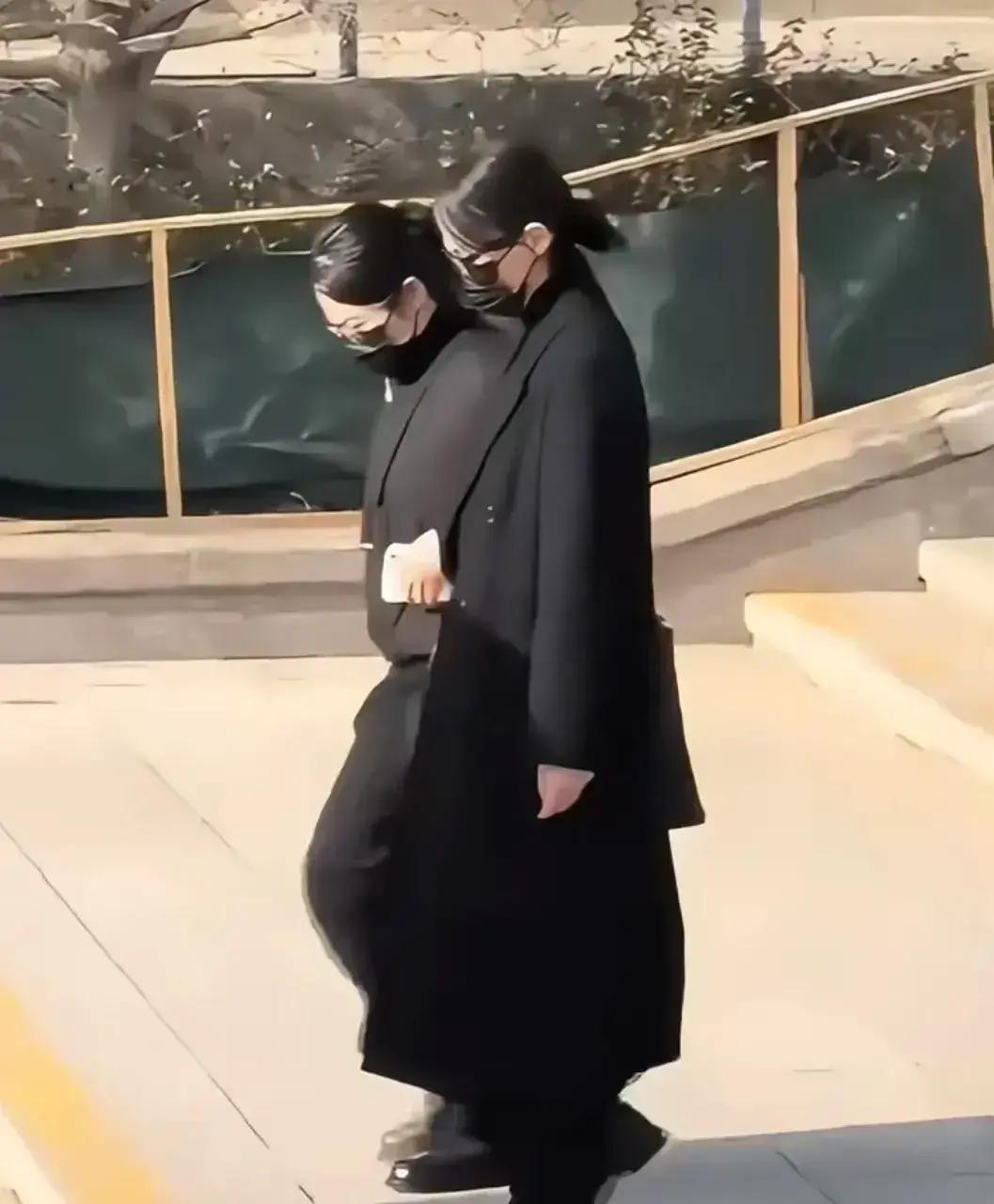 一觉睡醒
 
全网都知道了
 
昨夜起，相关词条冲上热搜。罗晋父亲葬礼举行，唐嫣