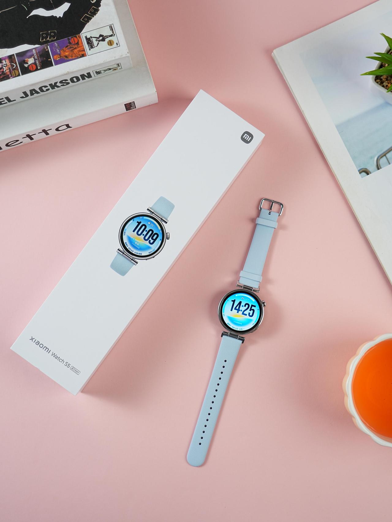 上手试了小米手表S5 41mm，，这款海盐蓝配色真的很耐看，9.9mm纤薄机身戴