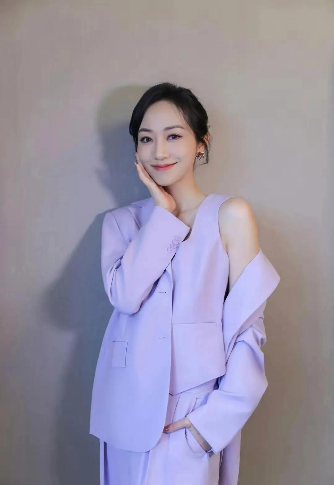 韩雪一身紫色西装首次惊艳亮相，优雅气质尽显无疑！