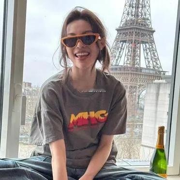钟楚曦一身简约灰色字母T恤随性自在，搭配利落牛仔裤清爽舒服，随性时髦的范儿超减龄