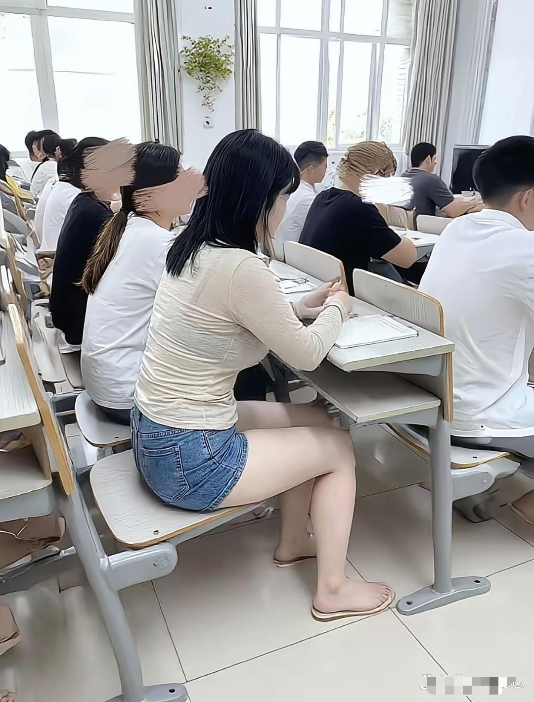 网友晒出开家长会的一幕 