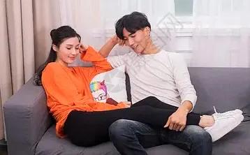 邻居张妈跟我说女儿找对象的怪事
女儿和男友交往几年 
男友借走她几万块 
女儿生