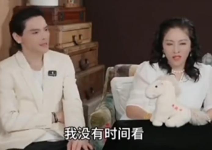 向佐说：“《功夫女足》，建议大家不要去看。”

向太马上打断：“一定要去支持一下
