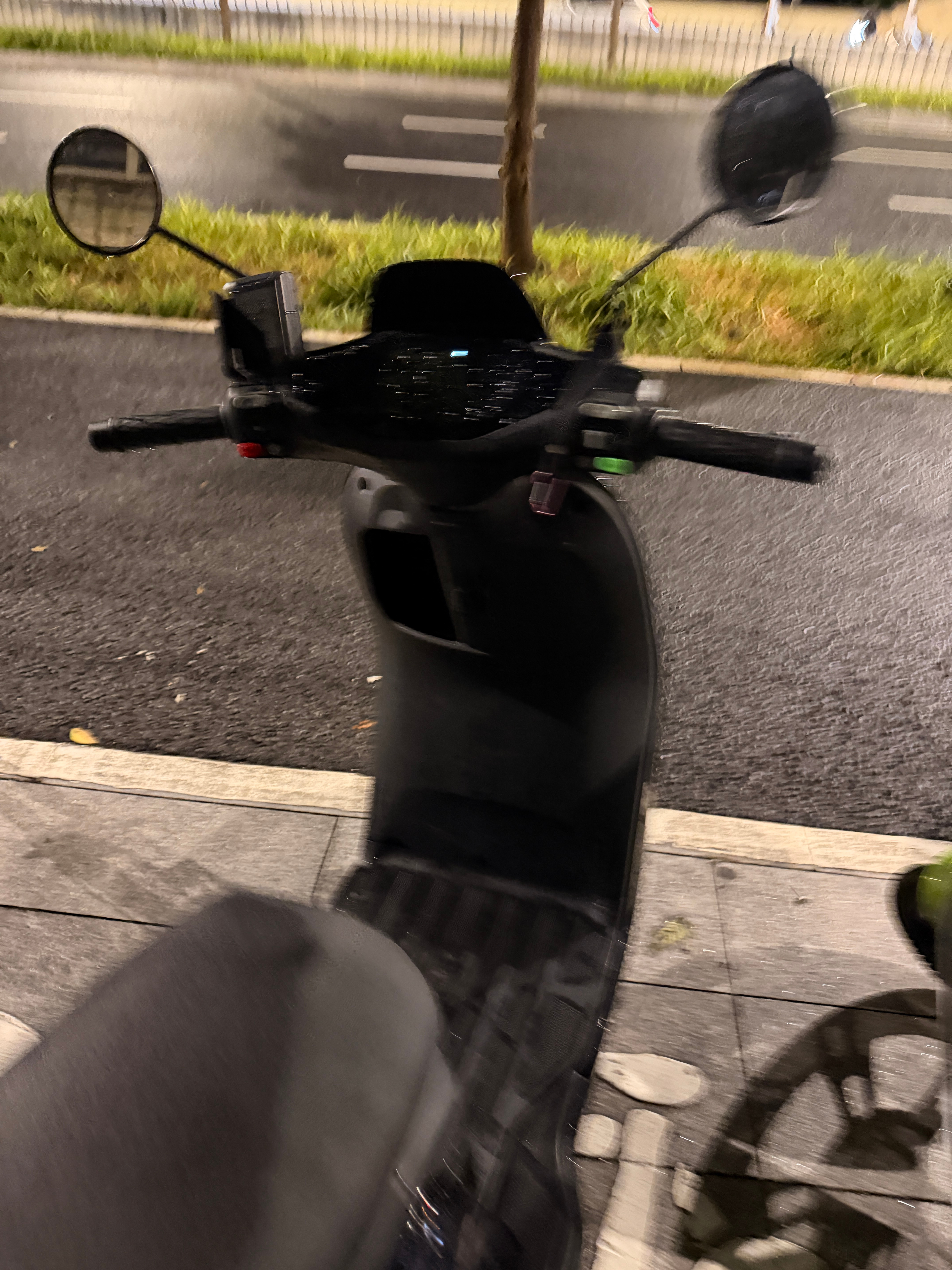 大意了，这次出差回来不晒屁股了，但是长沙刚下了暴雨要湿屁股了