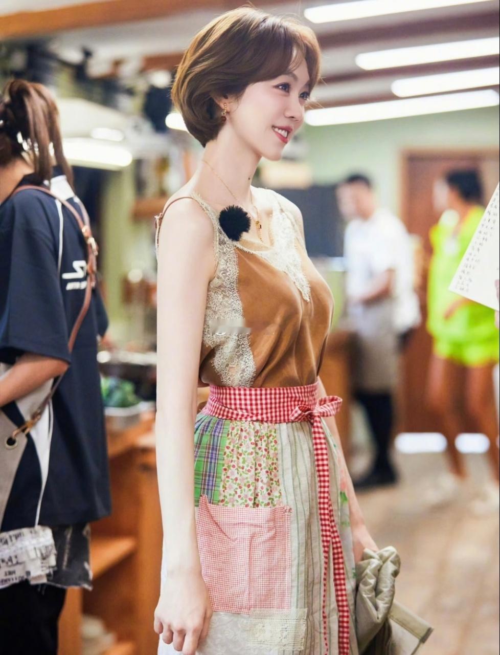 姜妍提醒王俊凯整理头发姜妍提醒王俊凯捋头发 中餐厅后台画面太真实了，几个人坐一起