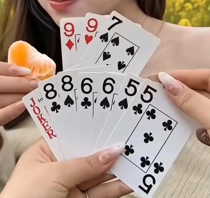 先出一个8，然后一个6，对方7，我方8，就赢了。