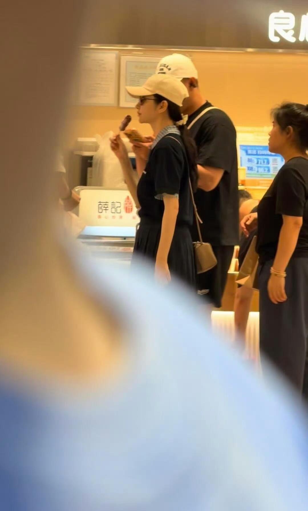 景甜，又瘦了！
景甜和孙宇晨事件后，网友曝光景甜最新动态，在万象汇商场偶遇，状态