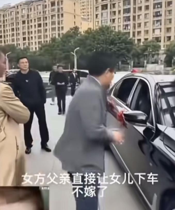 人间清醒的父亲！一场本该圆满的婚礼，在接亲车队抵达时戛然而止。新娘父亲发现婆家在