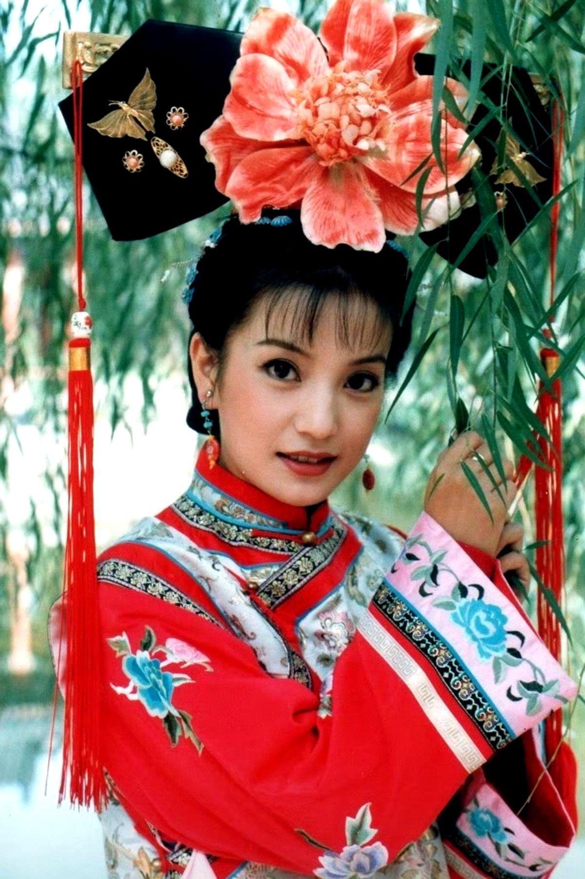 靠一个角色被记住，对李晟来说到底是幸运还是诅咒？

当年《新还珠格格》让她出道就