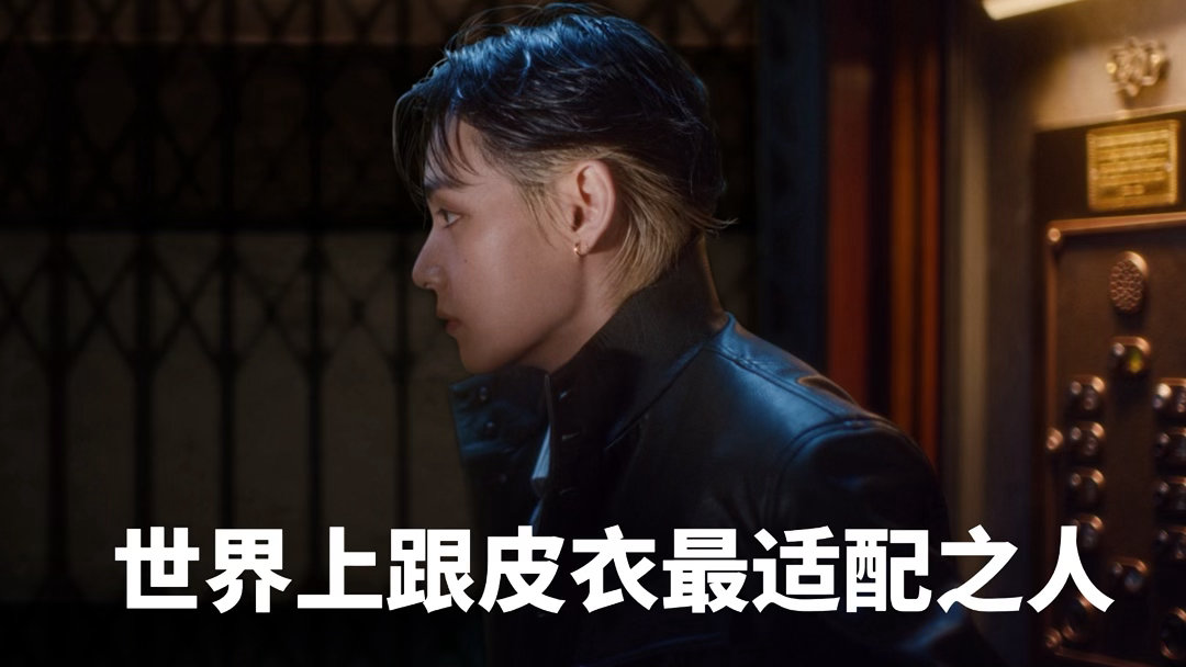 金泰亨一身松弛复古穿搭，又野又苏的，简直就是都市氛围感男神，怀抱酒箱抬眼的瞬间，