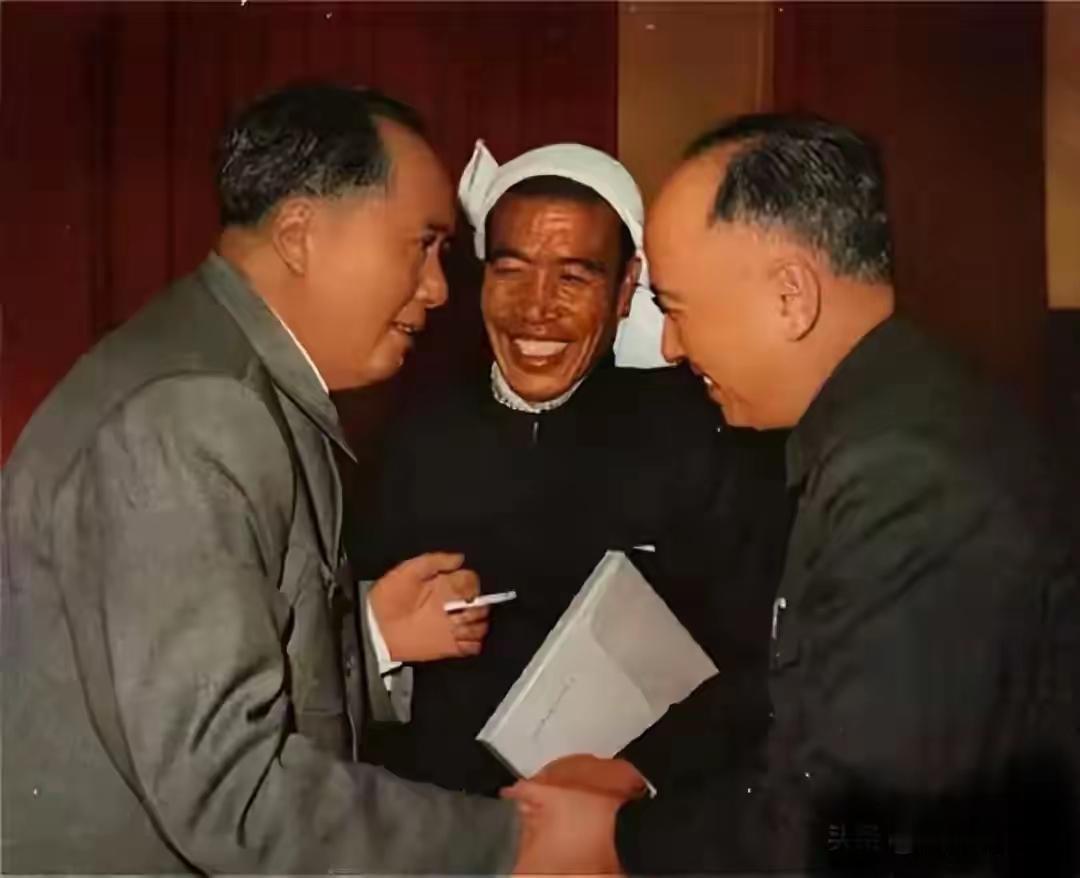 七律·毛主席与钱学森
 
领袖殷殷待国才，
学森万里破霾来。
一席移座倾肝胆，