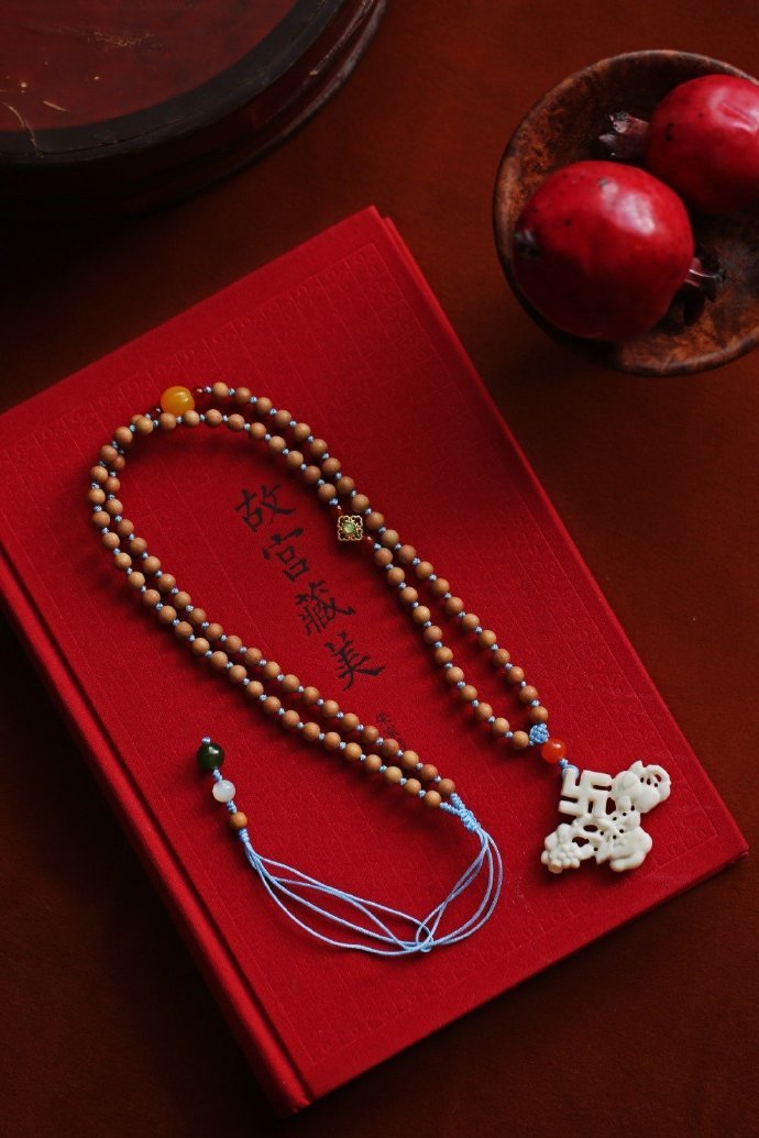 老山檀香原创【嘉妤】项链绵柔乳香味，夏日佩戴，暑气渐消。手工编织绳结，一珠一结，