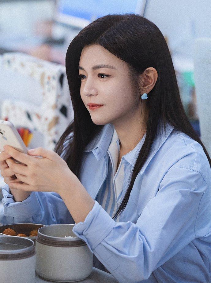 **把“独立宣言”做成商业弹药，才是娱乐圈最顶级的清醒。
**
陈妍希最近每句关