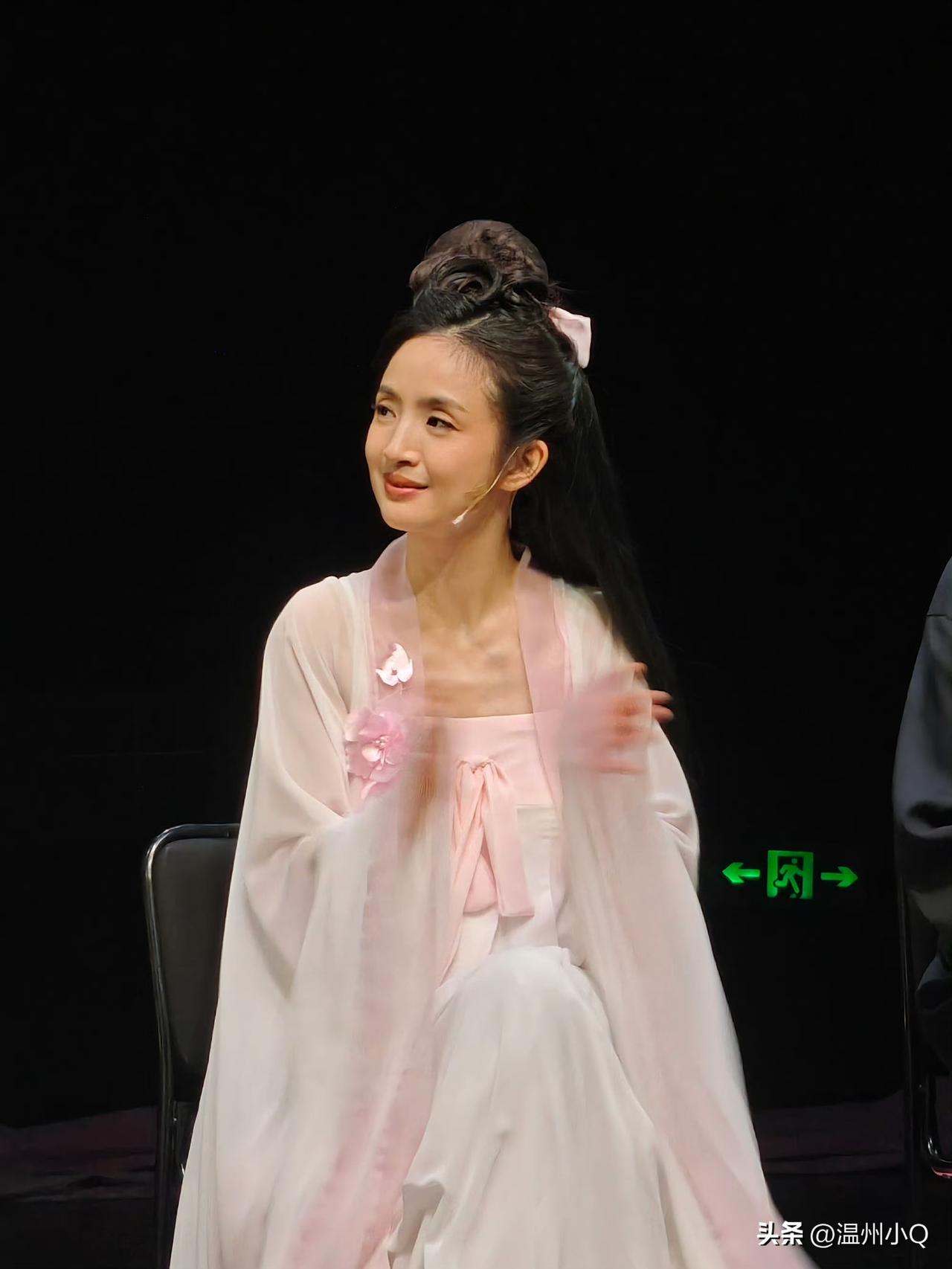 林依晨现身舞台剧，完全看不到她身上的那股灵气，太让人唏嘘。生完二胎，她元气大伤，