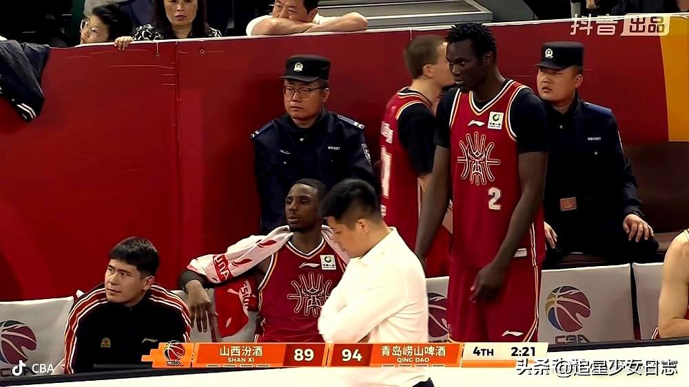 看山西队的球，心里真不是滋味，像在看一个倔强的老友自毁前程。
潘江指导的固执，快