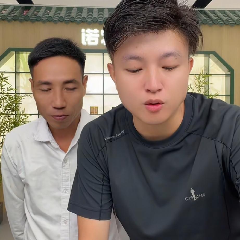小松和秋秋带着小叔和六叔一起去的山东济南直播卖货。现在从上海到山东两个多小时就到