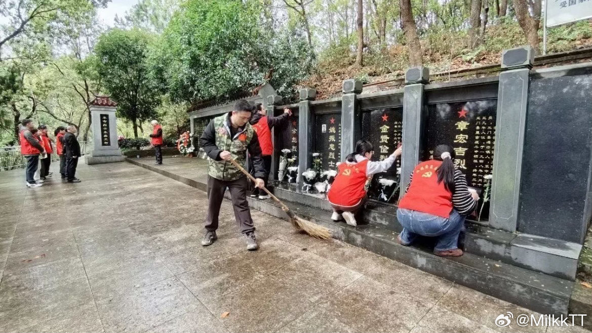 丰碑下台州志愿者用行动续写红色传承台州三门开展清明祭扫活动，缅怀先烈赓续红色血脉