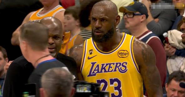 湖人巨星詹姆斯真是彻底的发怒了！在今天进行的湖人和掘金的比赛中，当时比赛进行到了