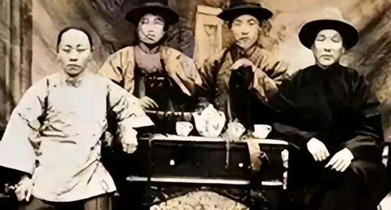 1833年山东大旱颗粒无收，眼看就会有人被饿死，地主牟墨林打开自家粮仓做生意，不