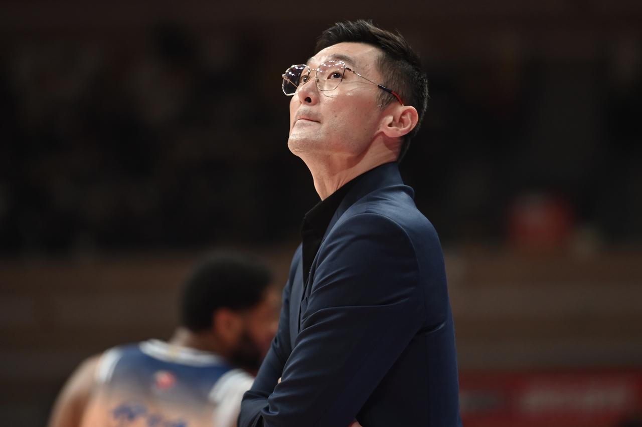 新疆被深圳16分逆转，三个外援两个差，刘炜与杜锋遭遇也不完全相同

新疆输给深圳