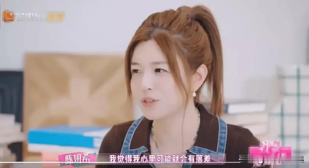 陈妍希说现在生活里几乎所有重心都围着儿子转，连出门超过3天就开始坐立难安，想到再