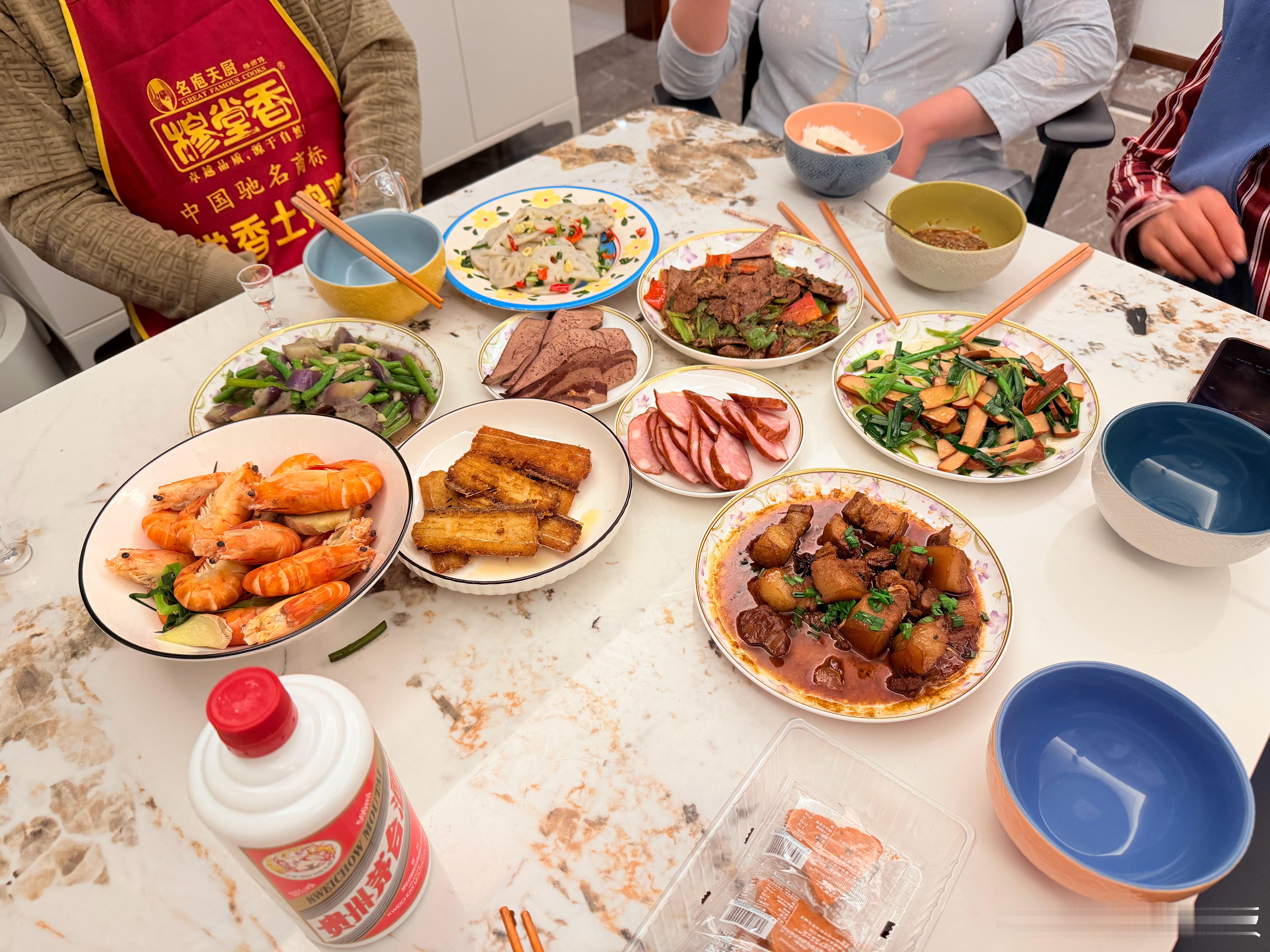 今儿是陪家人的一天 ，和金豆爷爷奶奶吃完晚饭给小金豆冲了奶粉 陪着他喝完后才发现