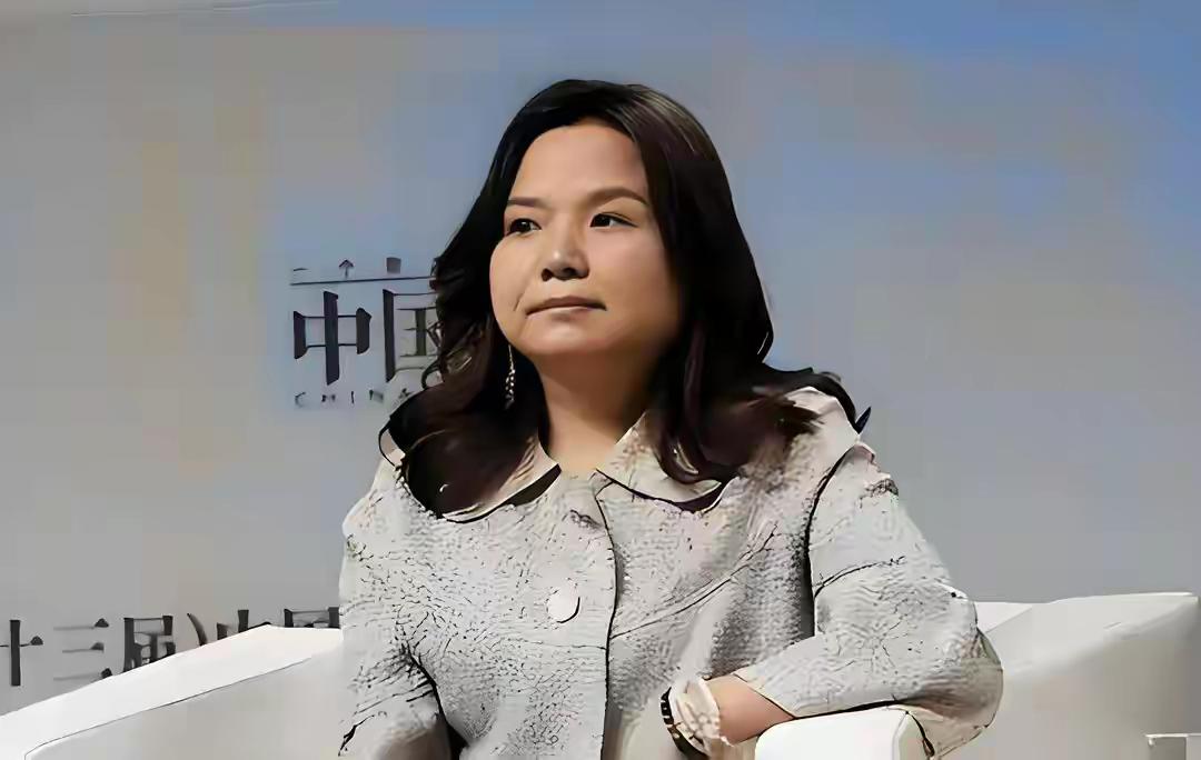 从300亿浙江女首富到欠200亿成老赖，何巧女只用了5年。她靠一盆盆花草起家，却