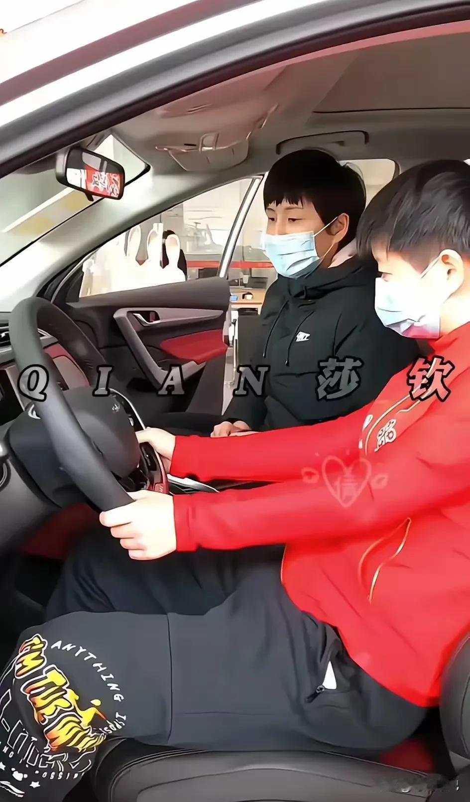 小迷糊莎莎这是驾照到手了吗？这不已经到汽车4s店试驾了啊！

话说即使驾照拿到手