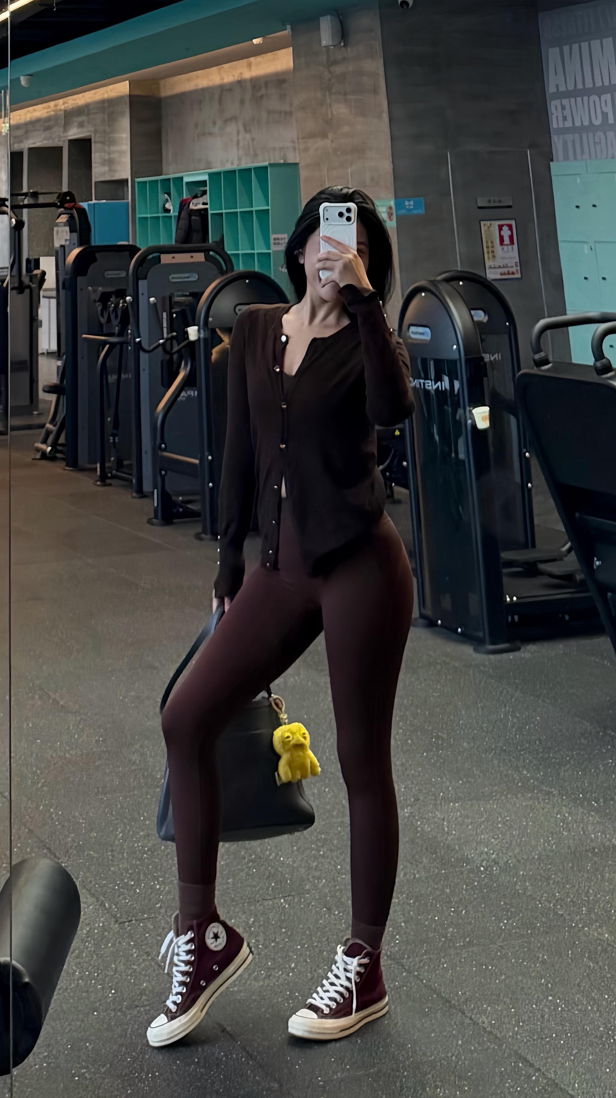 175🏋️56-60kg.训练痕迹是没有的，但腰是练突了😑
