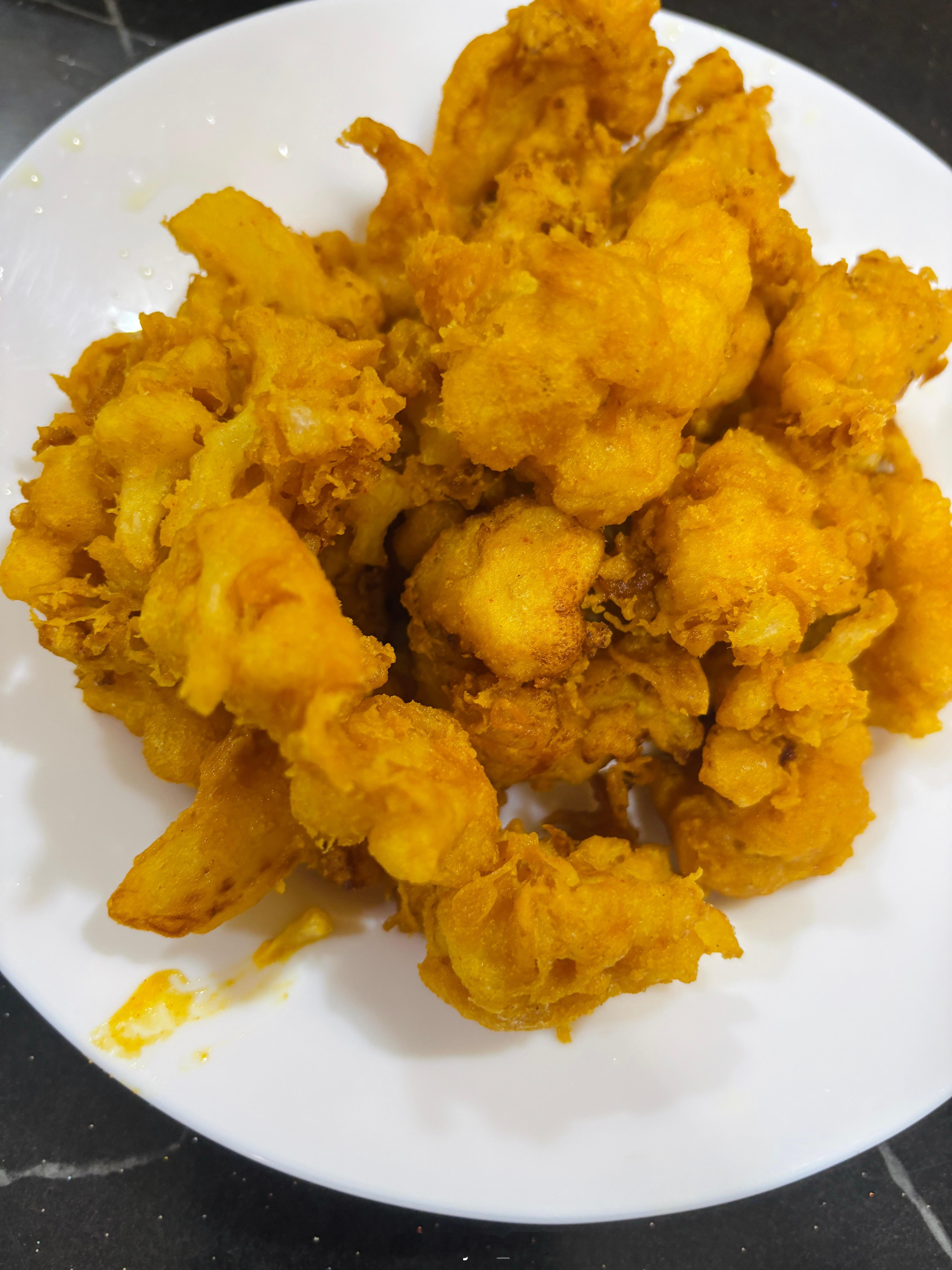 包菜花 + 咖喱粉 +炸 = 美味🤤  ​​​