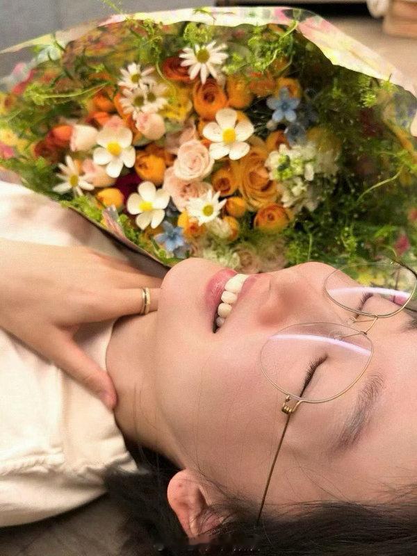 周冬雨马思纯北影节坐一起 北影节蓝毯今天下午开始，周冬雨的造型一直是看点。她最近