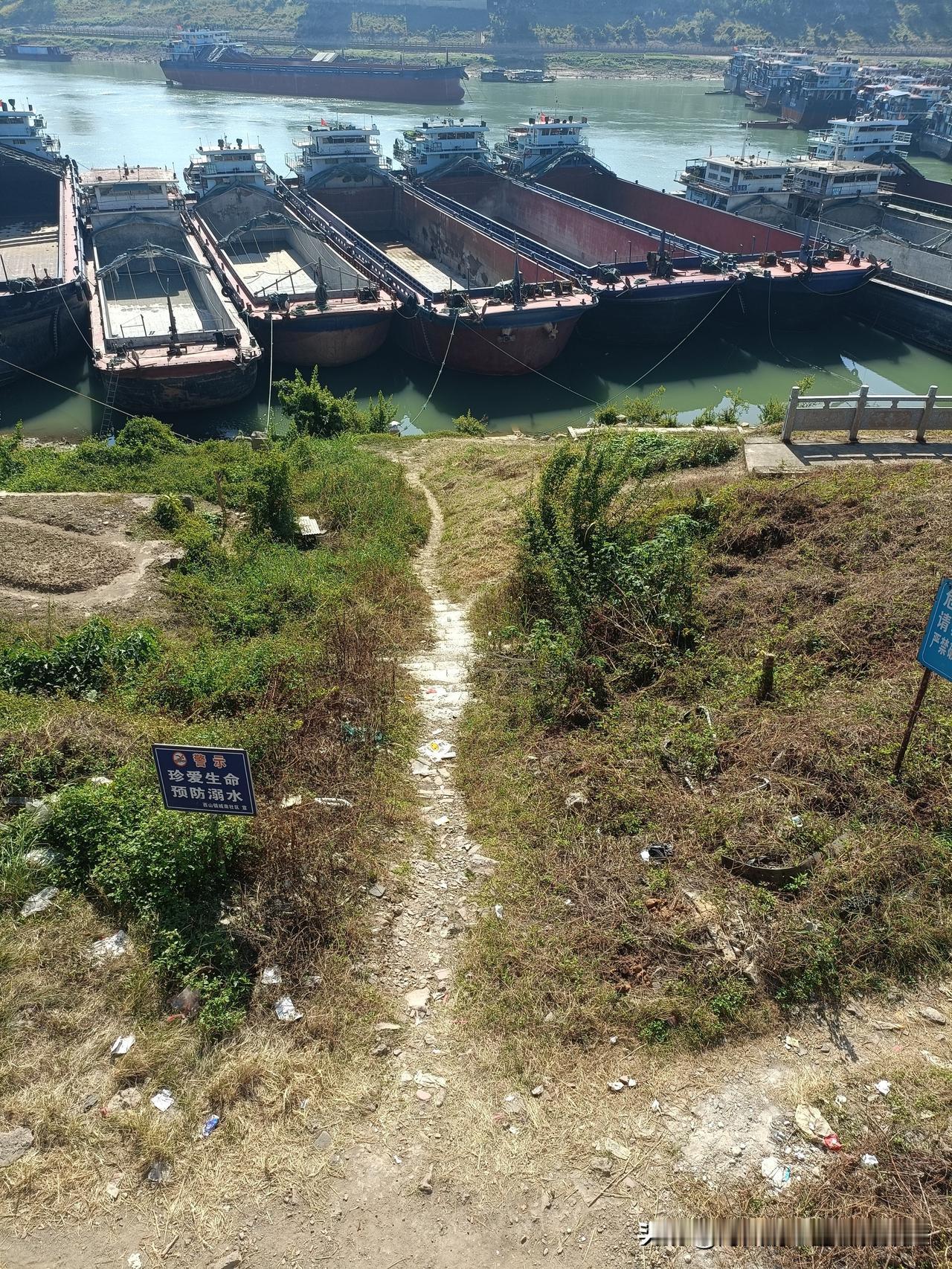 桂平南江大关码头旧址
这几天南江沿江路又铺好一段，
顺着到大关码头，
这里不知道