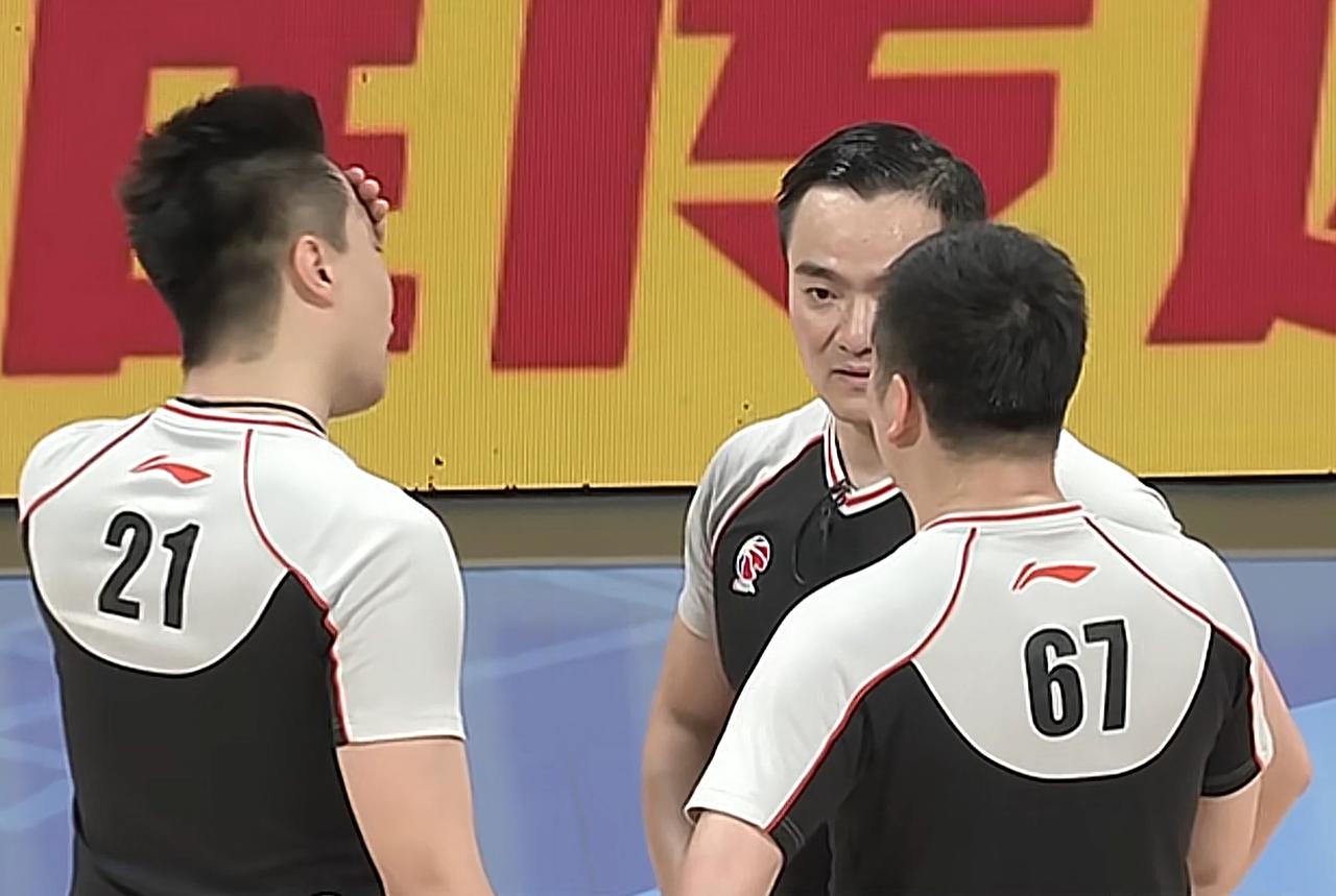 误判？篮球专家：杰曼3+2应该无效，同时，还要吹周琦犯规！
CBA四分之一决赛，