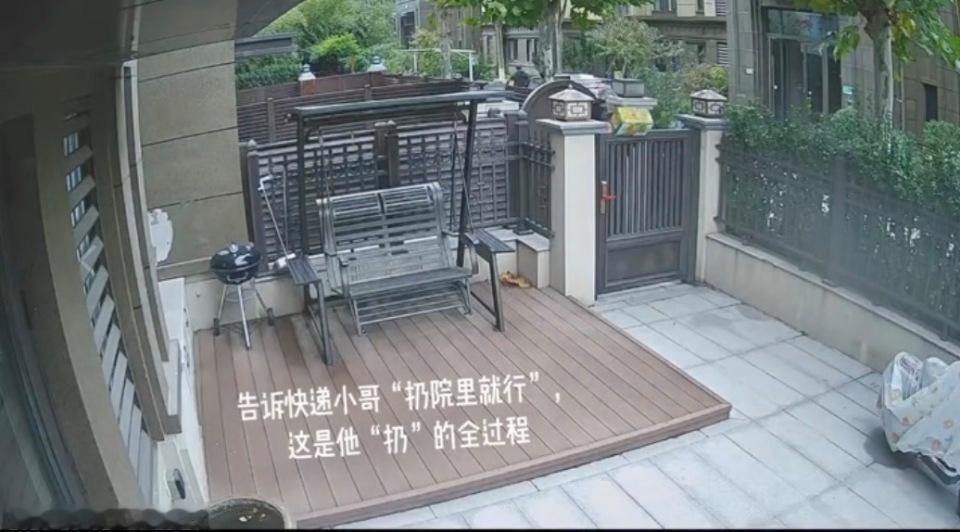 这一看似简单的举动，也从一个侧面折射出快递小哥心地善良、做事用心、讲究服务质量的