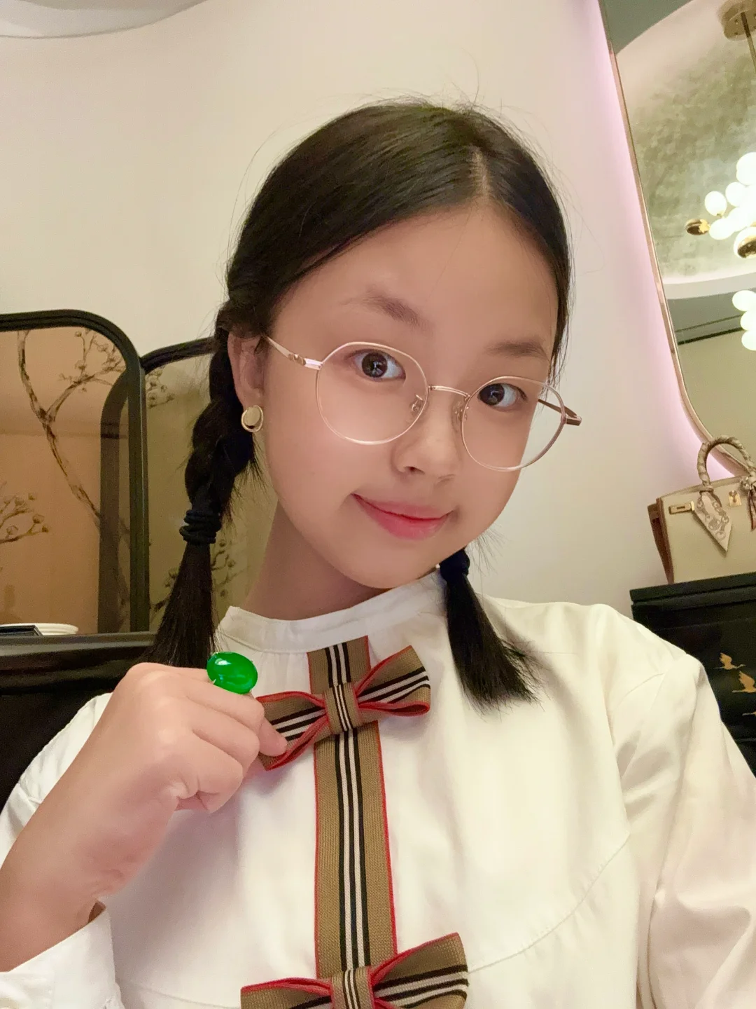有人说她像虞书欣，你们觉得呢？