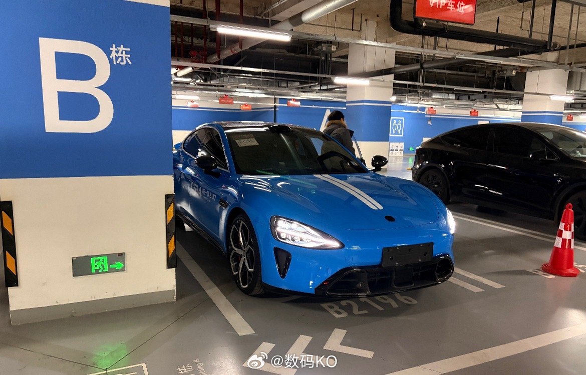 新一代小米su7卡布里蓝和流金粉，这个角度流金粉真好看。 