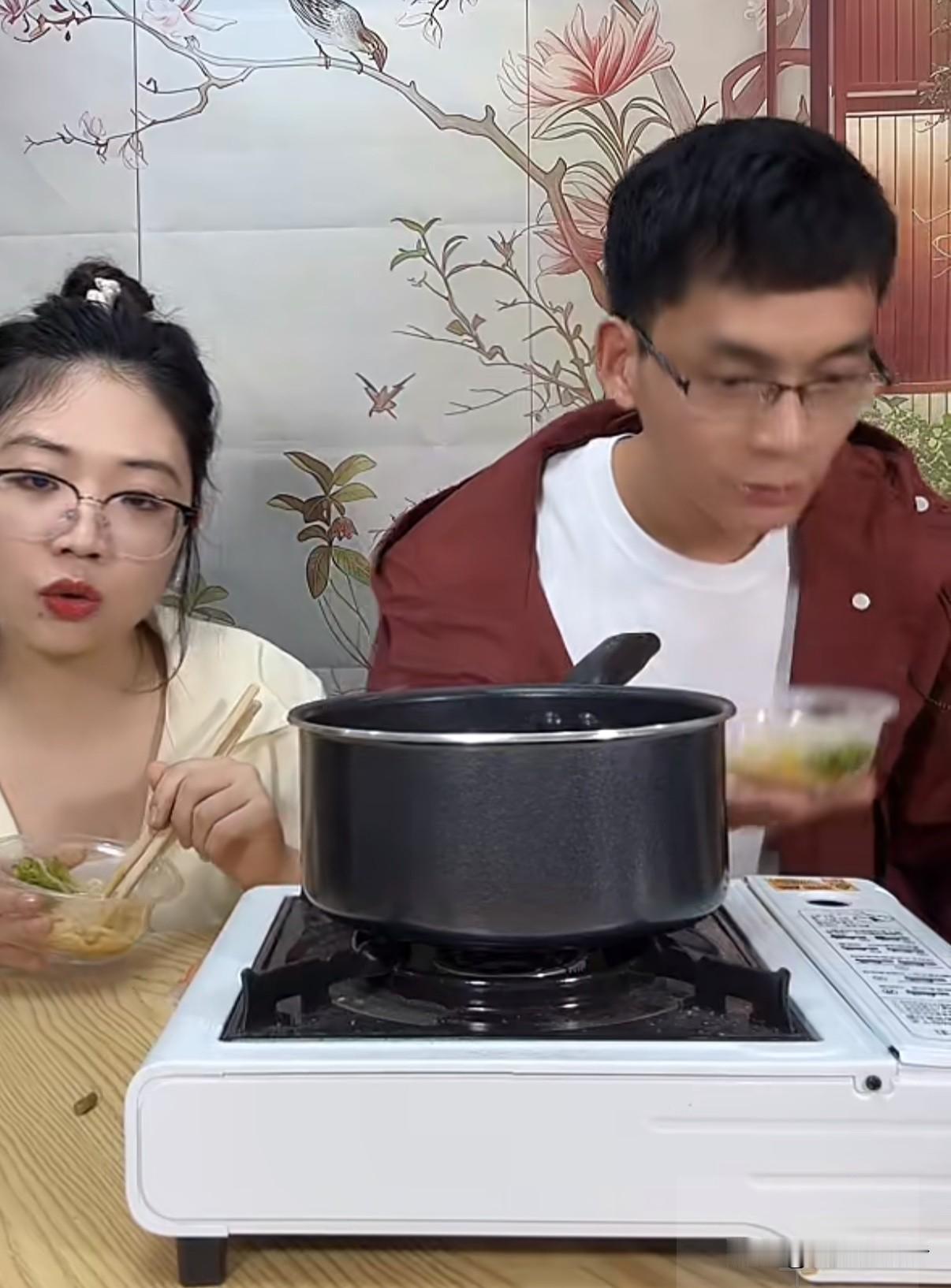 今晚，刷到唐尚珺和校友小周正在直播。在他们的直播间里，能看到唐尚珺和小周二人带货