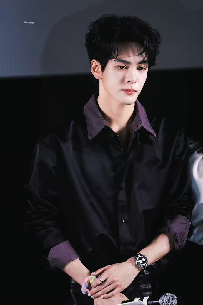 曾舜晞她在秀肌肉我在敲木鱼曾舜晞很努力在活跃气氛别人都在认真秀肌肉耍帅，只有我对