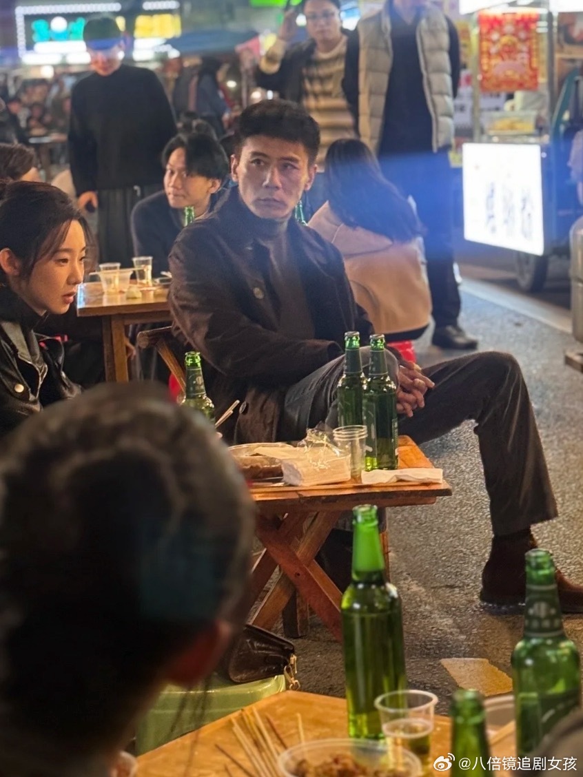 刘烨坐在小凳子上难为他的大长腿了哈哈哈哈哈近日，有网友在岳阳偶遇刘烨拍戏，他坐在