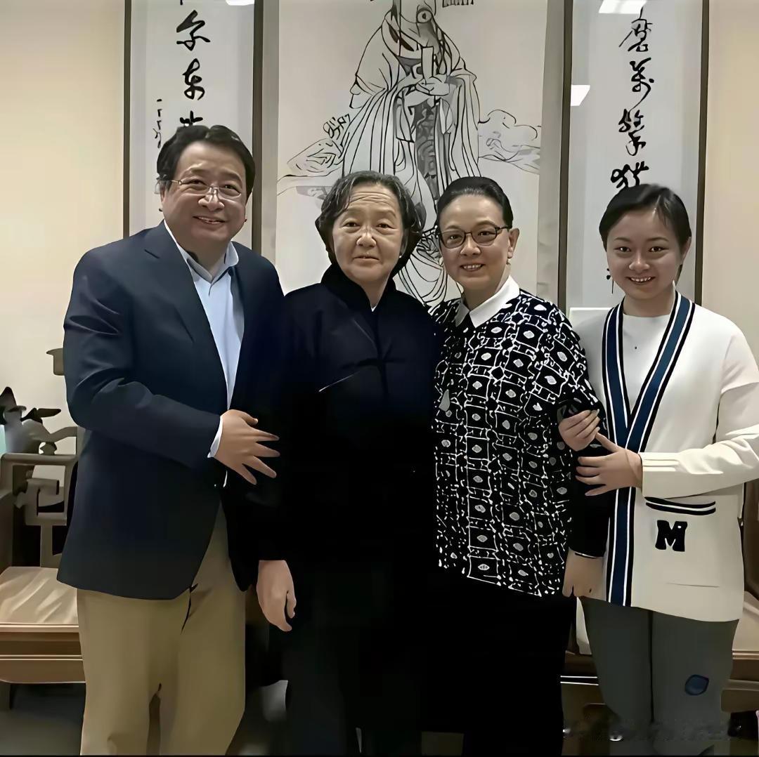 著名相声艺术家姜昆一家子，从左到右依次为姜昆，姜昆岳母，妻子李静民，女儿姜珊。他