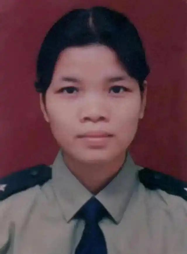 1997年，严婷在看押毒贩时，遭遇试图逃跑的毒贩，丧心病狂的毒贩捡起石块，多次重