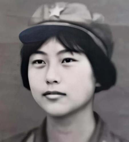 1982年，一女飞行员驾驶运输机从张家口机场起飞，当飞机爬到700米高空时，一架