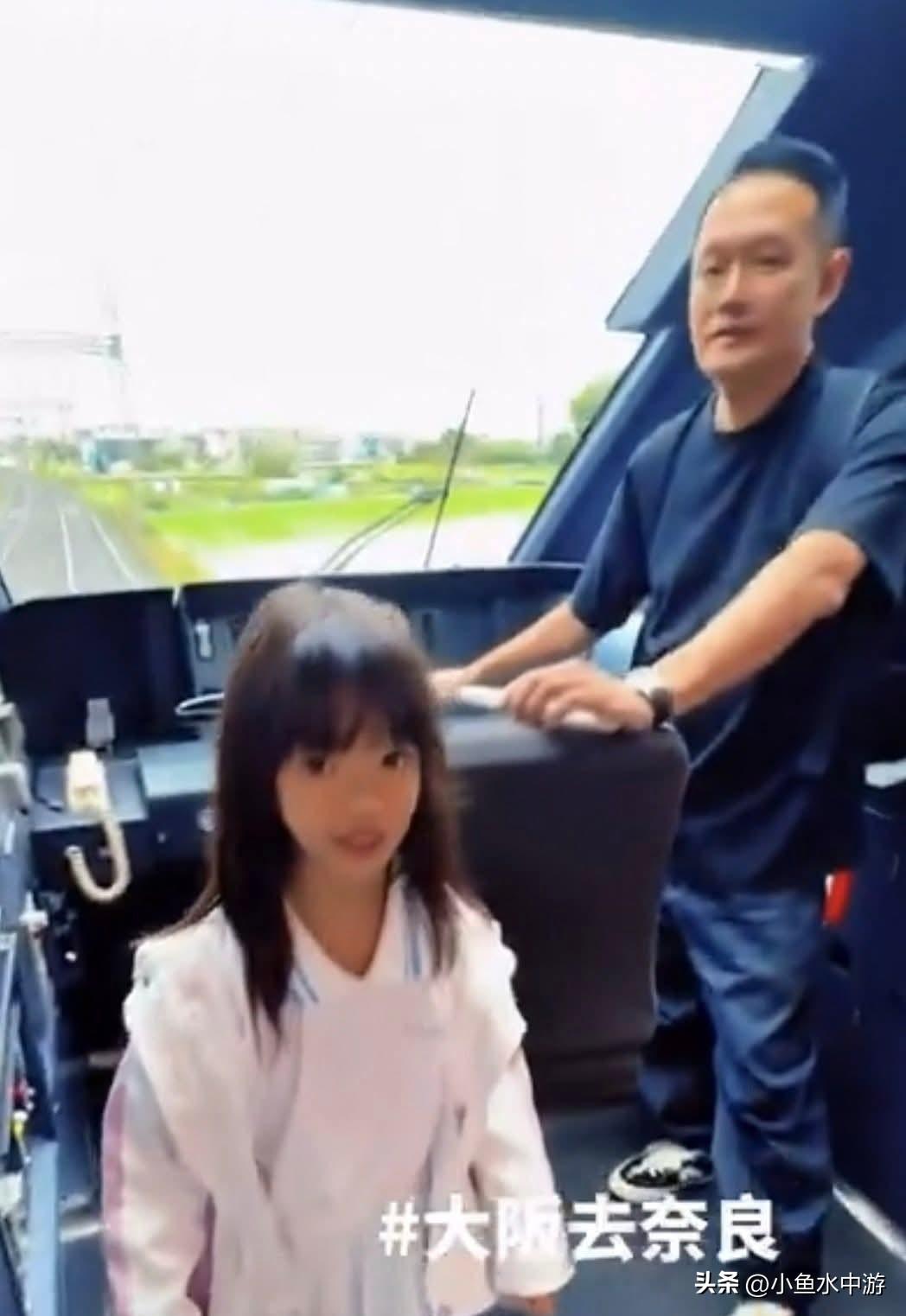 游客晒出照片夸赞日本列车司机人很好，却带着孩子闯进驾驶室拍照，引发安全争议。近日