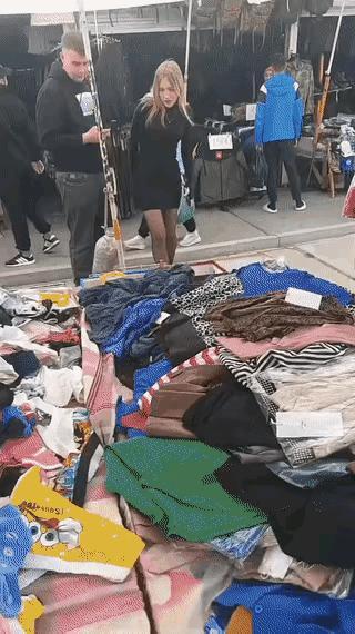 我们的商人在俄罗斯摆摊，生意看起来还可以，这都是年轻的俄罗斯情侣，在他的小摊上挑