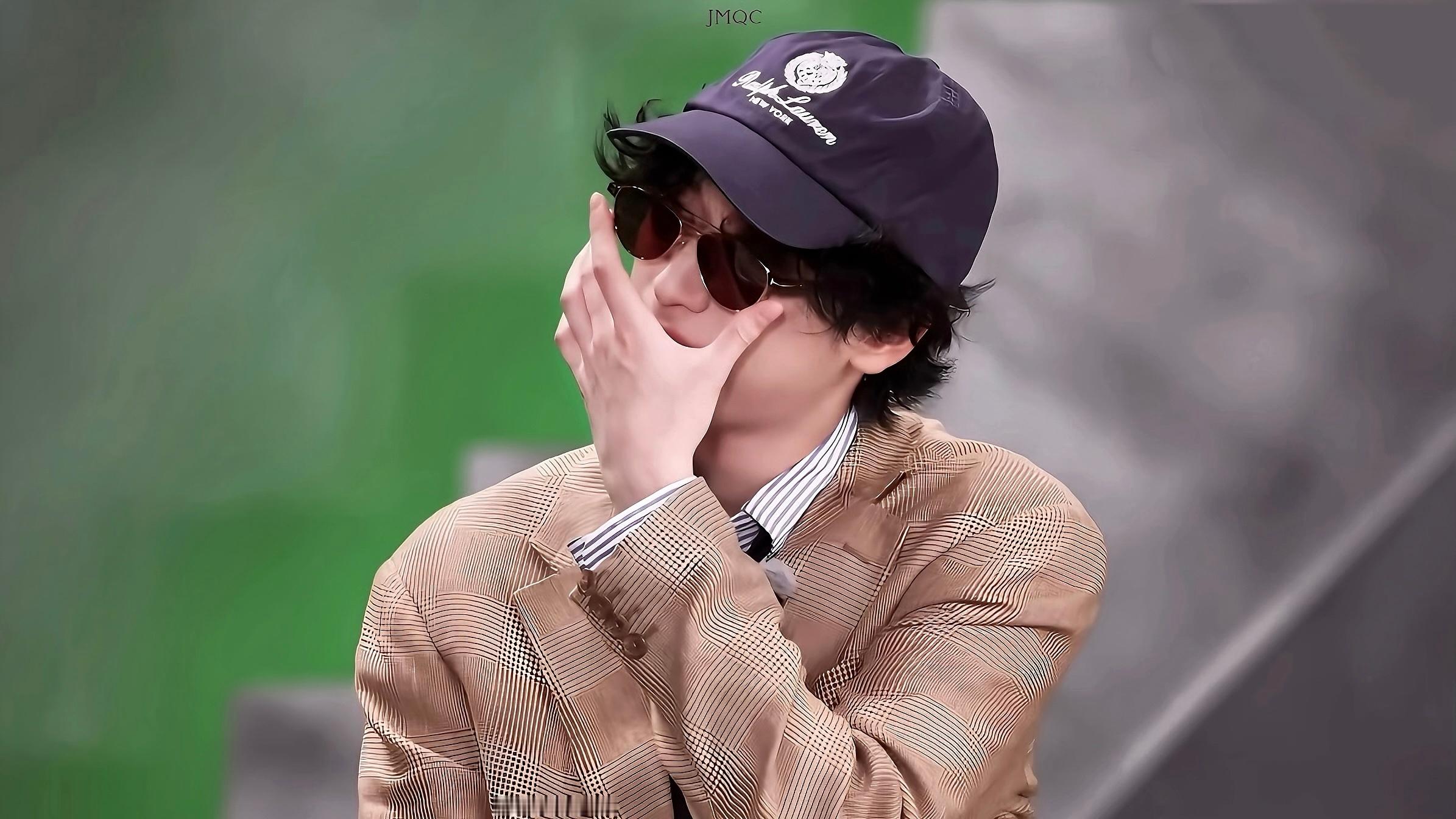 扶镜框这下好那个…。 严浩翔 是你们教会我爱